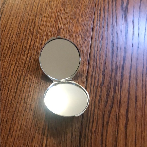Compact Mirror - Picture 2 of 3